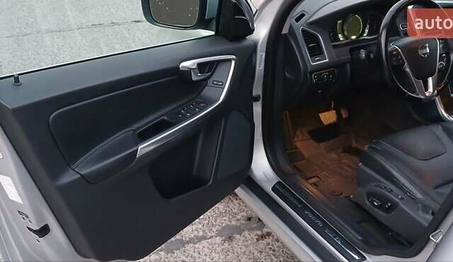 Сірий Вольво ХС60, об'ємом двигуна 2 л та пробігом 244 тис. км за 14200 $, фото 19 на Automoto.ua