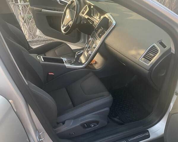 Серый Вольво ХС60, объемом двигателя 2.5 л и пробегом 184 тыс. км за 16500 $, фото 7 на Automoto.ua