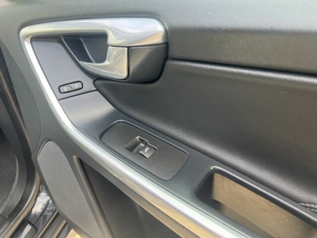 Серый Вольво ХС60, объемом двигателя 2.4 л и пробегом 306 тыс. км за 15300 $, фото 18 на Automoto.ua