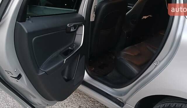 Сірий Вольво ХС60, об'ємом двигуна 2 л та пробігом 244 тис. км за 14200 $, фото 21 на Automoto.ua