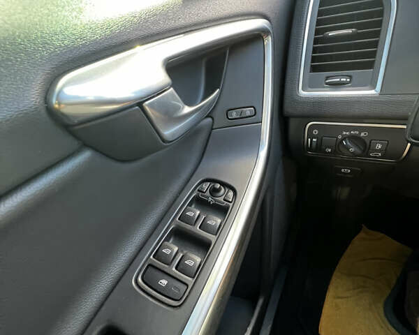 Сірий Вольво ХС60, об'ємом двигуна 1.97 л та пробігом 185 тис. км за 15600 $, фото 35 на Automoto.ua