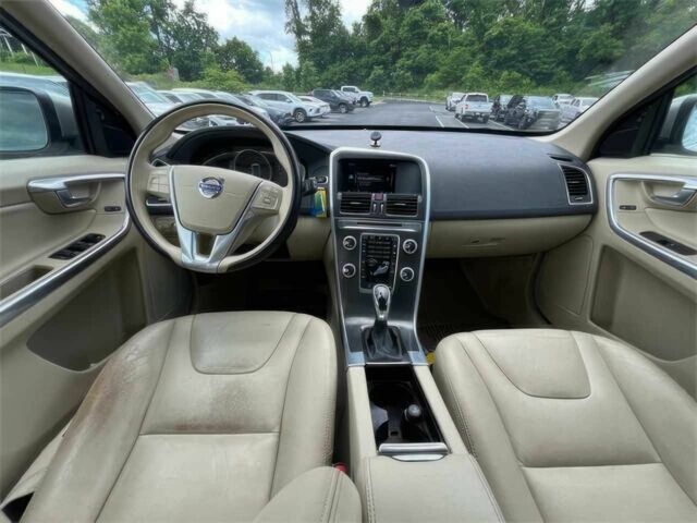 Серый Вольво ХС60, объемом двигателя 2.5 л и пробегом 76 тыс. км за 7400 $, фото 9 на Automoto.ua