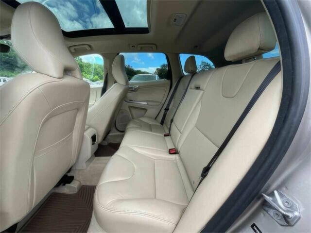 Серый Вольво ХС60, объемом двигателя 2.5 л и пробегом 76 тыс. км за 7400 $, фото 10 на Automoto.ua