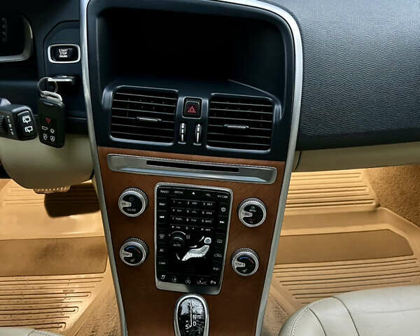 Вольво ХС60 2015 в Луцке на Automoto.ua Серый Вольво ХС60, объемом двигателя 2 л и пробегом 238 тыс. км за 15290 $, фото 25 на Automoto.ua