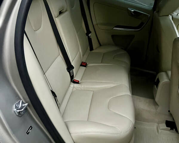 Вольво ХС60 2015 в Луцке на Automoto.ua Серый Вольво ХС60, объемом двигателя 2 л и пробегом 238 тыс. км за 15290 $, фото 39 на Automoto.ua