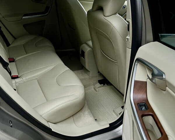 Вольво ХС60 2015 в Луцке на Automoto.ua Серый Вольво ХС60, объемом двигателя 2 л и пробегом 238 тыс. км за 15290 $, фото 40 на Automoto.ua