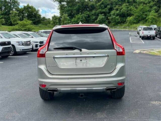 Серый Вольво ХС60, объемом двигателя 2.5 л и пробегом 76 тыс. км за 7400 $, фото 6 на Automoto.ua