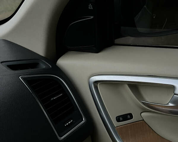 Вольво ХС60 2015 в Луцке на Automoto.ua Серый Вольво ХС60, объемом двигателя 2 л и пробегом 238 тыс. км за 15290 $, фото 49 на Automoto.ua