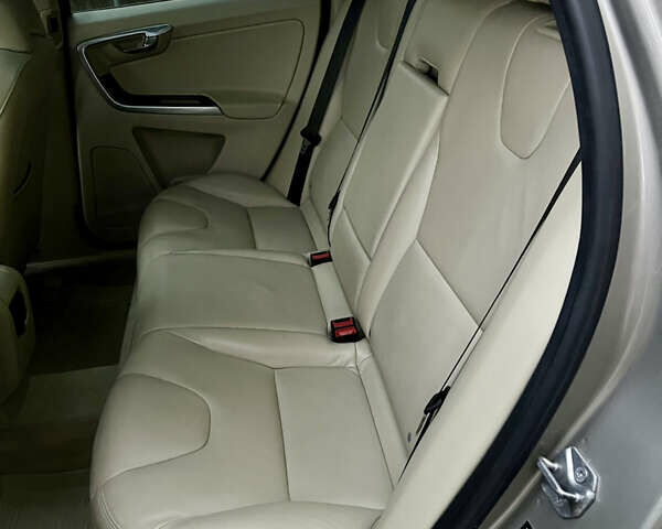 Вольво ХС60 2015 в Луцке на Automoto.ua Серый Вольво ХС60, объемом двигателя 2 л и пробегом 238 тыс. км за 15290 $, фото 29 на Automoto.ua