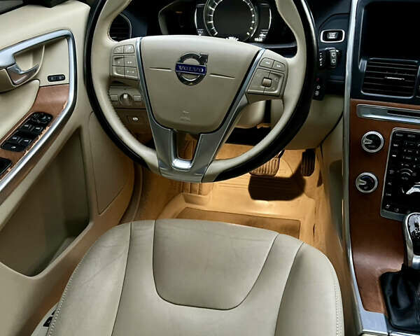 Вольво ХС60 2015 в Луцке на Automoto.ua Серый Вольво ХС60, объемом двигателя 2 л и пробегом 238 тыс. км за 15290 $, фото 24 на Automoto.ua