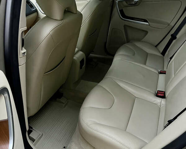 Вольво ХС60 2015 в Луцке на Automoto.ua Серый Вольво ХС60, объемом двигателя 2 л и пробегом 238 тыс. км за 15290 $, фото 28 на Automoto.ua