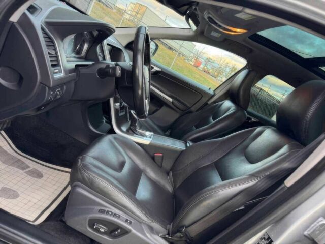 Серый Вольво ХС60, объемом двигателя 2.5 л и пробегом 78 тыс. км за 6300 $, фото 9 на Automoto.ua