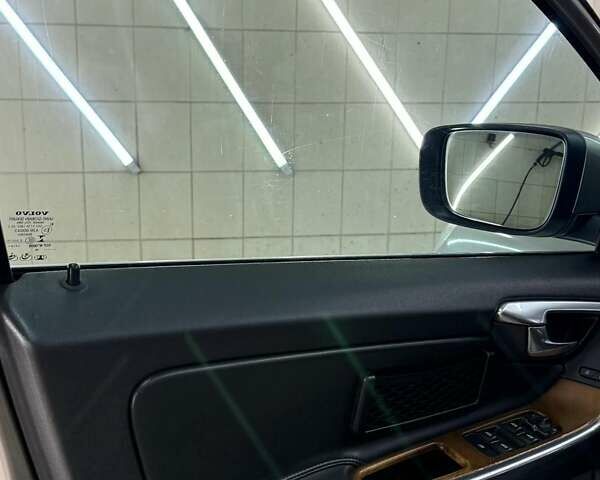 Серый Вольво ХС60, объемом двигателя 2.4 л и пробегом 350 тыс. км за 15700 $, фото 1 на Automoto.ua