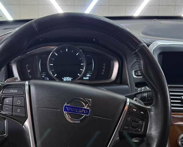 Серый Вольво ХС60, объемом двигателя 2.4 л и пробегом 350 тыс. км за 15700 $, фото 16 на Automoto.ua