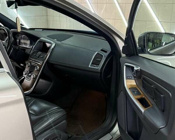Серый Вольво ХС60, объемом двигателя 2.4 л и пробегом 350 тыс. км за 15700 $, фото 7 на Automoto.ua