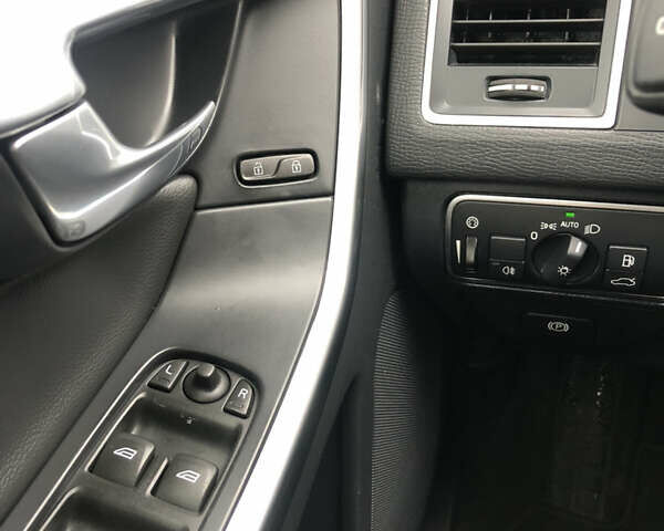 Вольво ХС60 2016 в Киеве на Automoto.ua Серый Вольво ХС60, объемом двигателя 2 л и пробегом 123 тыс. км за 15400 $, фото 10 на Automoto.ua