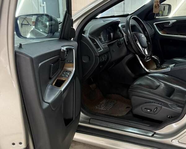 Серый Вольво ХС60, объемом двигателя 2.4 л и пробегом 350 тыс. км за 15700 $, фото 5 на Automoto.ua