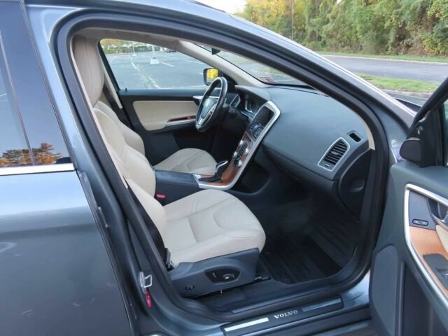 Серый Вольво ХС60, объемом двигателя 2 л и пробегом 57 тыс. км за 3600 $, фото 8 на Automoto.ua