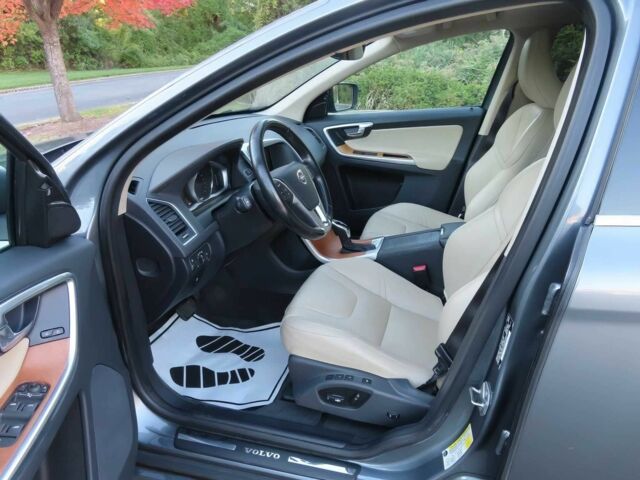 Серый Вольво ХС60, объемом двигателя 2 л и пробегом 57 тыс. км за 3600 $, фото 10 на Automoto.ua