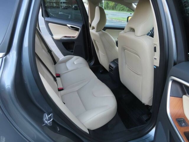 Серый Вольво ХС60, объемом двигателя 2 л и пробегом 57 тыс. км за 3600 $, фото 12 на Automoto.ua