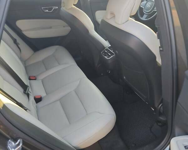 Сірий Вольво ХС60, об'ємом двигуна 2 л та пробігом 235 тис. км за 28500 $, фото 9 на Automoto.ua