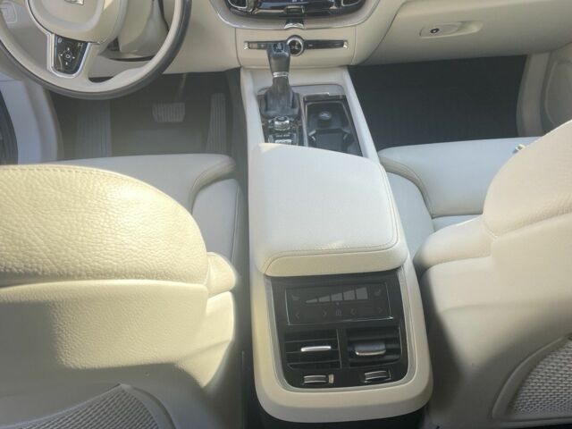 Сірий Вольво ХС60, об'ємом двигуна 2 л та пробігом 45 тис. км за 31000 $, фото 3 на Automoto.ua