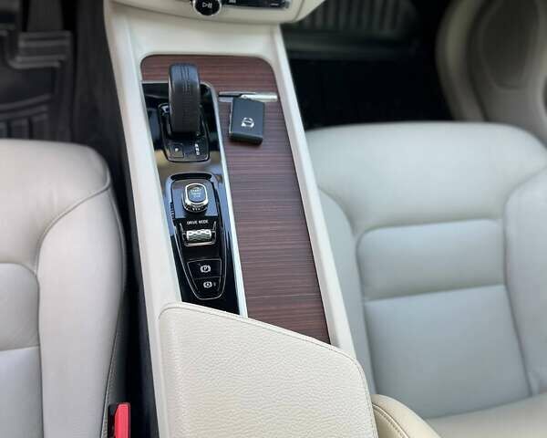 Серый Вольво ХС60, объемом двигателя 1.97 л и пробегом 76 тыс. км за 39500 $, фото 2 на Automoto.ua