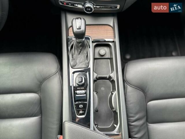 Вольво ХС60 2021 в Луцке на Automoto.ua Серый Вольво ХС60, объемом двигателя 2 л и пробегом 63 тыс. км за 28000 $, фото 24 на Automoto.ua