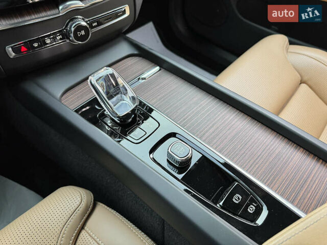 Вольво ХС60 2022 в Киеве на Automoto.ua Серый Вольво ХС60, объемом двигателя 2 л и пробегом 34 тыс. км за 49000 $, фото 42 на Automoto.ua