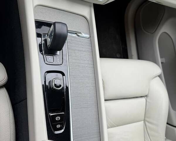 Серый Вольво ХС60, объемом двигателя 1.97 л и пробегом 28 тыс. км за 57000 $, фото 40 на Automoto.ua