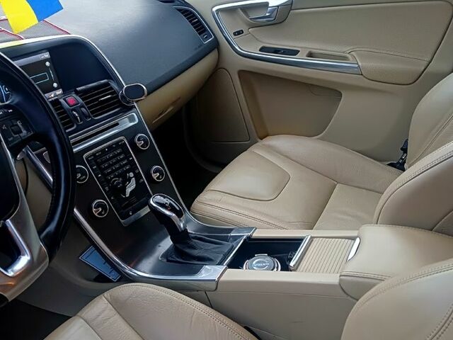 Синій Вольво ХС60, об'ємом двигуна 3 л та пробігом 180 тис. км за 14800 $, фото 3 на Automoto.ua