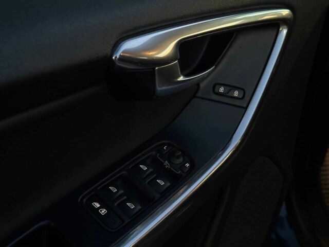 Синий Вольво ХС60, объемом двигателя 2.4 л и пробегом 304 тыс. км за 13786 $, фото 12 на Automoto.ua