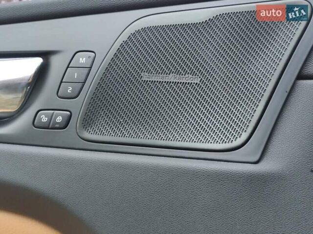 Синий Вольво ХС60, объемом двигателя 1.97 л и пробегом 77 тыс. км за 31900 $, фото 2 на Automoto.ua