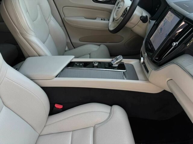 Вольво ХС60 2023 в Киеве на Automoto.ua Синий Вольво ХС60, объемом двигателя 0 л и пробегом 28 тыс. км за 30600 $, фото 9 на Automoto.ua