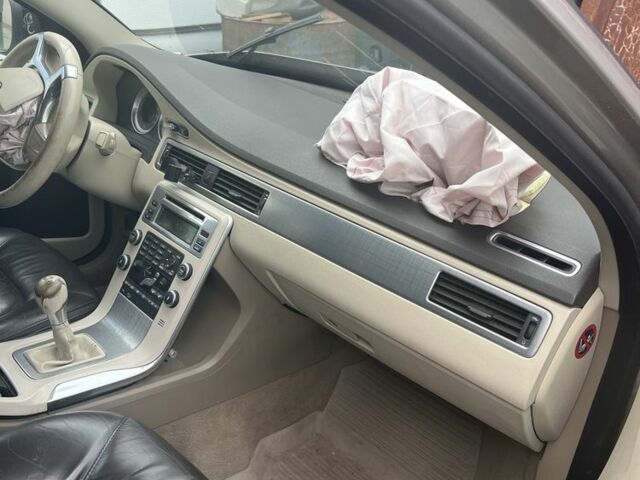 Бежевый Вольво ХС70, объемом двигателя 2.4 л и пробегом 350 тыс. км за 4444 $, фото 5 на Automoto.ua