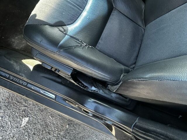 Черный Вольво ХС70, объемом двигателя 2.5 л и пробегом 350 тыс. км за 5000 $, фото 6 на Automoto.ua