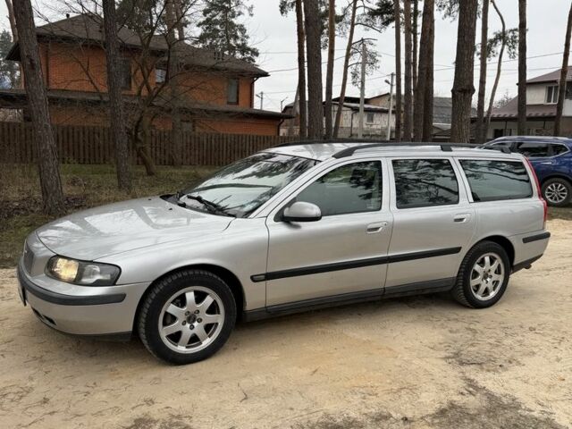 Серый Вольво ХС70, объемом двигателя 2.4 л и пробегом 287 тыс. км за 2800 $, фото 1 на Automoto.ua