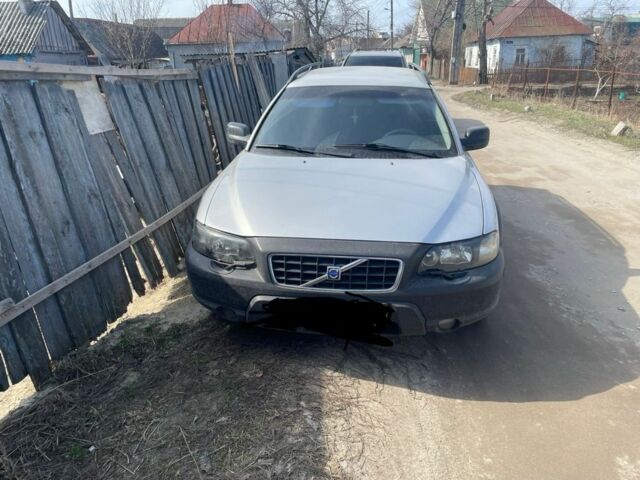 Серый Вольво ХС70, объемом двигателя 2.4 л и пробегом 200 тыс. км за 4800 $, фото 2 на Automoto.ua