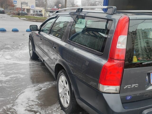 Серый Вольво ХС70, объемом двигателя 2.4 л и пробегом 289 тыс. км за 5100 $, фото 4 на Automoto.ua