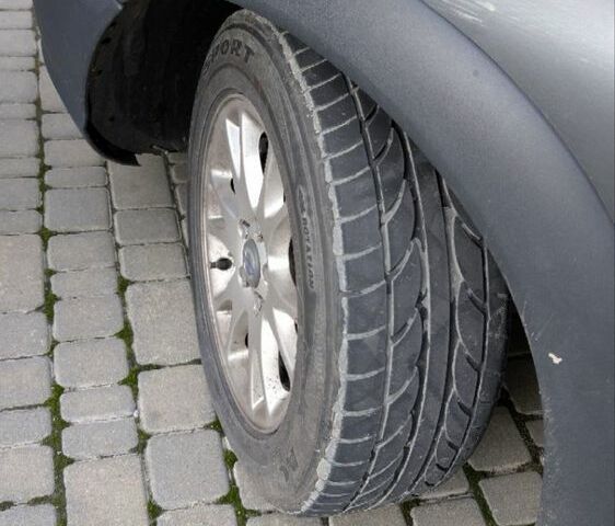 Серый Вольво ХС70, объемом двигателя 2.4 л и пробегом 350 тыс. км за 3000 $, фото 2 на Automoto.ua