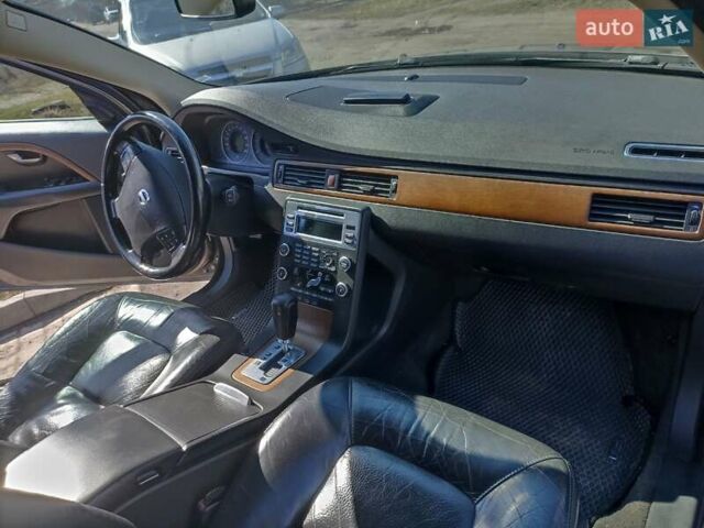 Серый Вольво ХС70, объемом двигателя 2.4 л и пробегом 371 тыс. км за 11000 $, фото 10 на Automoto.ua