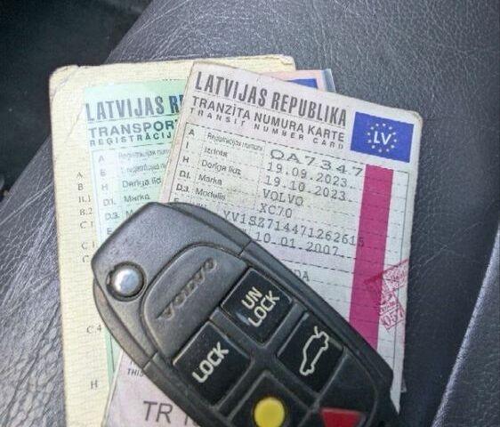 Серый Вольво ХС70, объемом двигателя 2.4 л и пробегом 350 тыс. км за 3000 $, фото 7 на Automoto.ua