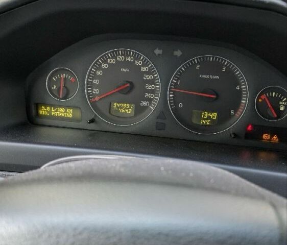 Серый Вольво ХС70, объемом двигателя 2.4 л и пробегом 350 тыс. км за 3000 $, фото 4 на Automoto.ua