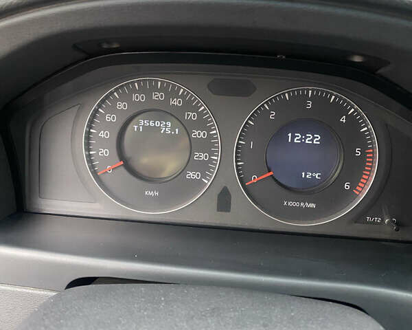 Серый Вольво ХС70, объемом двигателя 2.4 л и пробегом 356 тыс. км за 9500 $, фото 4 на Automoto.ua