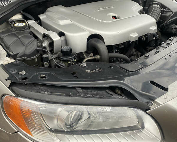 Серый Вольво ХС70, объемом двигателя 2.4 л и пробегом 356 тыс. км за 9500 $, фото 7 на Automoto.ua