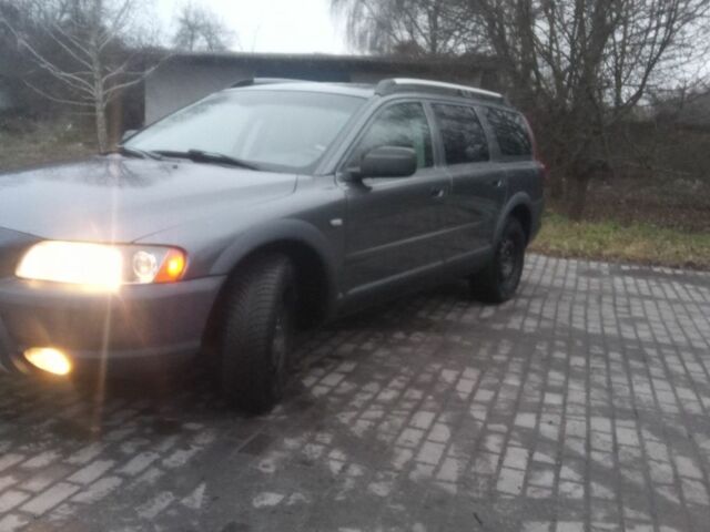 Серый Вольво ХС70, объемом двигателя 2.4 л и пробегом 423 тыс. км за 5300 $, фото 2 на Automoto.ua