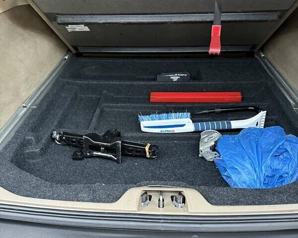 Синий Вольво ХС70, объемом двигателя 2.4 л и пробегом 368 тыс. км за 14700 $, фото 18 на Automoto.ua