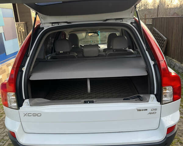 Белый Вольво ХС90, объемом двигателя 2.4 л и пробегом 375 тыс. км за 12500 $, фото 25 на Automoto.ua