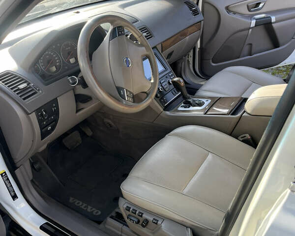 Белый Вольво ХС90, объемом двигателя 2.4 л и пробегом 375 тыс. км за 12500 $, фото 17 на Automoto.ua