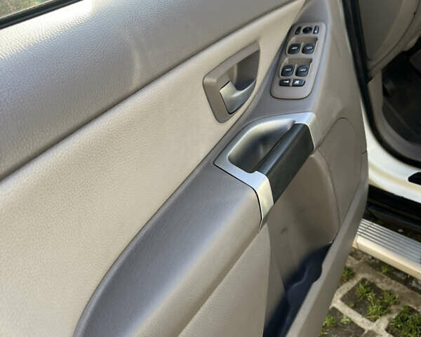 Белый Вольво ХС90, объемом двигателя 2.4 л и пробегом 375 тыс. км за 12500 $, фото 16 на Automoto.ua